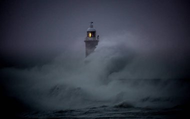 Fırtına rüzgarları, İngiltere 'nin Tynemouth şehrinde Tyne' nin ağzını koruyan deniz fenerine ve kuzey iskelesine dev dalgalar gönderir.