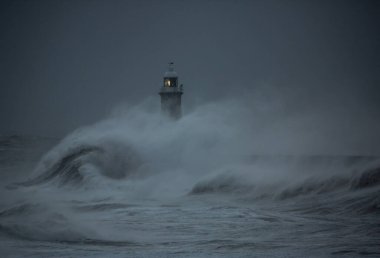 Fırtına rüzgarları, İngiltere 'nin Tynemouth şehrinde Tyne' nin ağzını koruyan deniz fenerine ve kuzey iskelesine dev dalgalar gönderir.