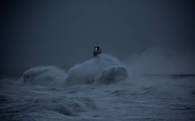 Fırtına rüzgarları, İngiltere 'nin Tynemouth şehrinde Tyne' nin ağzını koruyan deniz fenerine ve kuzey iskelesine dev dalgalar gönderir.