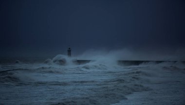 Fırtına rüzgarları, İngiltere 'nin Tynemouth şehrinde Tyne' nin ağzını koruyan deniz fenerine ve kuzey iskelesine dev dalgalar gönderir.