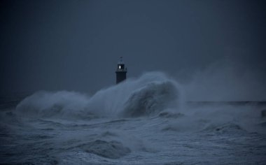 Fırtına rüzgarları, İngiltere 'nin Tynemouth şehrinde Tyne' nin ağzını koruyan deniz fenerine ve kuzey iskelesine dev dalgalar gönderir.