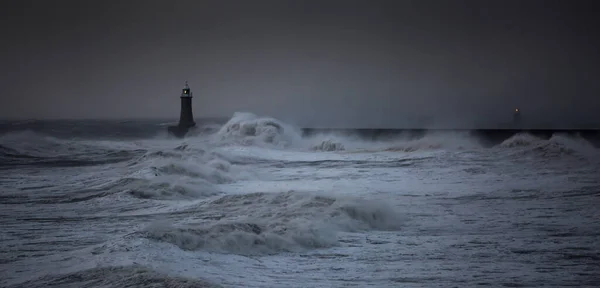 Θυελλώδεις Άνεμοι Από Την Καταιγίδα Arwen Προκαλούν Γιγαντιαία Κύματα Κτυπήσουν — Φωτογραφία Αρχείου