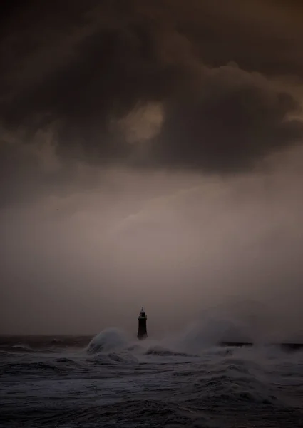 Fırtına rüzgarları, İngiltere 'nin Tynemouth şehrinde Tyne' nin ağzını koruyan deniz fenerine ve kuzey iskelesine dev dalgalar gönderir.