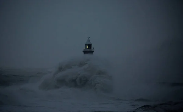 Vânturile Puternice Storm Arwen Cauzează Valuri Uriașe Pentru Lovi Farul — Fotografie, imagine de stoc