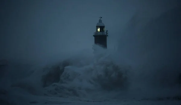 Fırtına rüzgarları, İngiltere 'nin Tynemouth şehrinde Tyne' nin ağzını koruyan deniz fenerine ve kuzey iskelesine dev dalgalar gönderir.