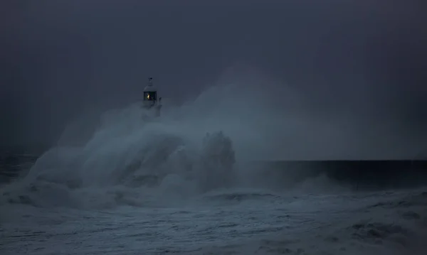 Los Vientos Fuerza Vendaval Storm Arwen Hacen Que Olas Gigantes —  Fotos de Stock