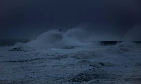 Los Vientos Fuerza Vendaval Storm Arwen Hacen Que Olas Gigantes —  Fotos de Stock