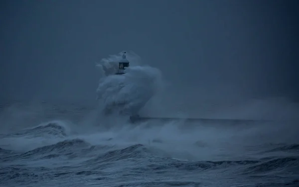Los Vientos Fuerza Vendaval Storm Arwen Hacen Que Olas Gigantes —  Fotos de Stock