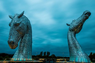 Kelpies - Falkirk, İskoçya 'da bir çift dev metalik gümüş at kafası heykeli