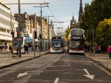 Edinburgh, İskoçya 'daki Princes Caddesi. Şehrin geleneksel alışveriş caddesi. Olay yerinde yerel bir tramvay ve otobüs var.