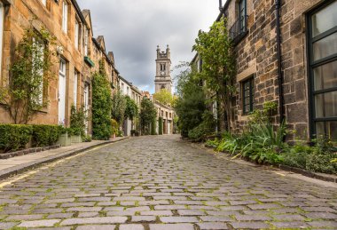 Circus Lane 'in güzel, pitoresk kaldırımlı caddesi, İskoçya' nın Edinburgh şehir merkezine sadece birkaç dakika uzaklıkta.