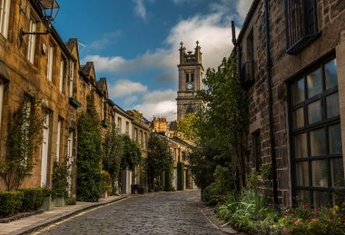 Circus Lane 'in güzel, pitoresk kaldırımlı caddesi, İskoçya' nın Edinburgh şehir merkezine sadece birkaç dakika uzaklıkta.