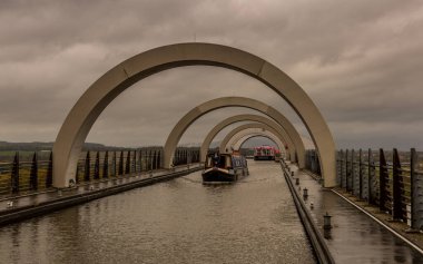 falkirk teker bağlanmada falkirk, İskoçya, dönen bir tekne kaldıracı olduğunu ileri ve clyde kanal Birliği kanalı ile.