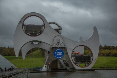 falkirk teker bağlanmada falkirk, İskoçya, dönen bir tekne kaldıracı olduğunu ileri ve clyde kanal Birliği kanalı ile.