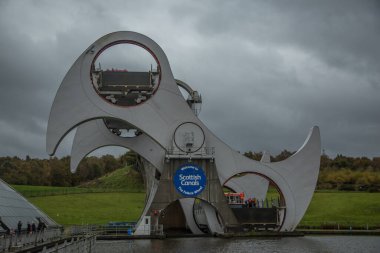 falkirk teker bağlanmada falkirk, İskoçya, dönen bir tekne kaldıracı olduğunu ileri ve clyde kanal Birliği kanalı ile.