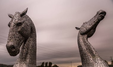 Kelpies - Falkirk, İskoçya 'da bir çift dev metalik gümüş at kafası heykeli