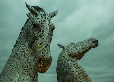 Kelpies - Falkirk, İskoçya 'da bir çift dev metalik gümüş at kafası heykeli