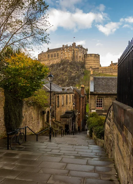 Edinburgh Kalesi 'nin güzel manzarası Vennel Caddesi merdivenlerinden alındı.