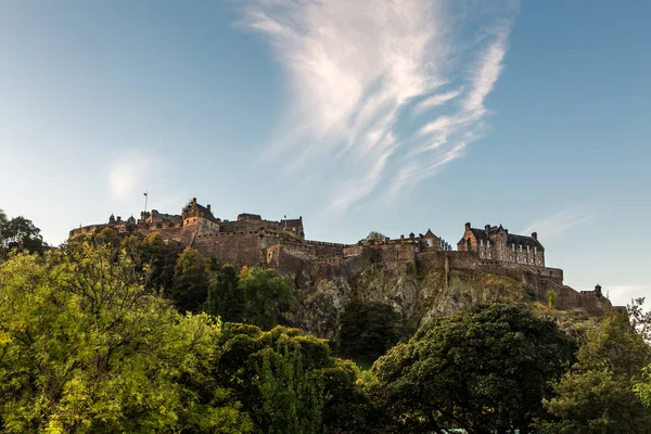 Edinburgh Castle Blue Sky Wispy Clouds — Stock Photo, Image