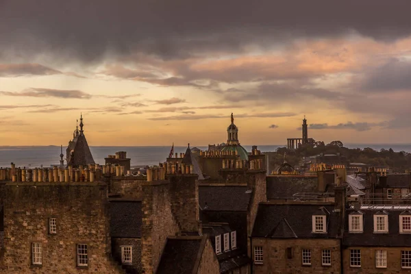 Looking Edinburgh Rooftops Sun Sets Cloudy Day Scotland — Stock Photo, Image