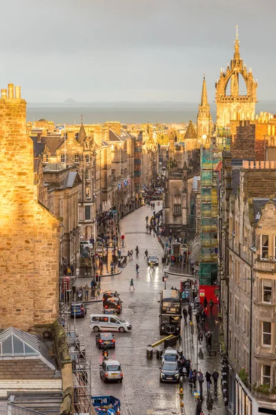 Looking Edinburgh Rooftops Lawnmarket Old Town Cars Pedestrians — Stock Photo, Image