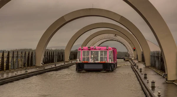 falkirk teker bağlanmada falkirk, İskoçya, dönen bir tekne kaldıracı olduğunu ileri ve clyde kanal Birliği kanalı ile.