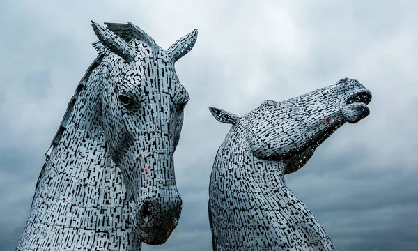 Kelpies - Falkirk, İskoçya 'da bir çift dev metalik gümüş at kafası heykeli