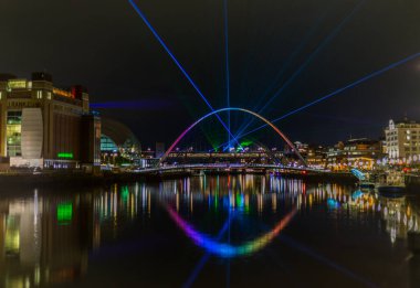 Newcastle, İngiltere 'de yeni yıl arifesini getirmek için şehirde lazer ışınları Tyne Nehri' nde ve rıhtımın çevresinde görülebilen bir lazer gösterisi vardı.