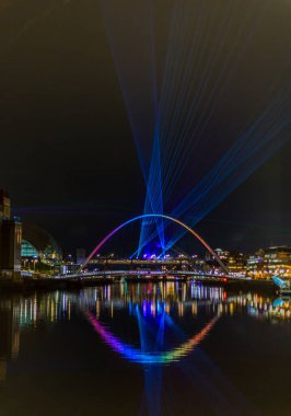 Newcastle, İngiltere 'de yeni yıl arifesini getirmek için şehirde lazer ışınları Tyne Nehri' nde ve rıhtımın çevresinde görülebilen bir lazer gösterisi vardı.