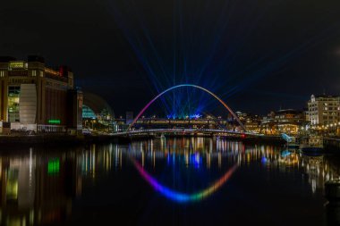 Newcastle, İngiltere 'de yeni yıl arifesini getirmek için şehirde lazer ışınları Tyne Nehri' nde ve rıhtımın çevresinde görülebilen bir lazer gösterisi vardı.