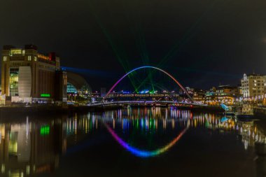 Newcastle, İngiltere 'de yeni yıl arifesini getirmek için şehirde lazer ışınları Tyne Nehri' nde ve rıhtımın çevresinde görülebilen bir lazer gösterisi vardı.
