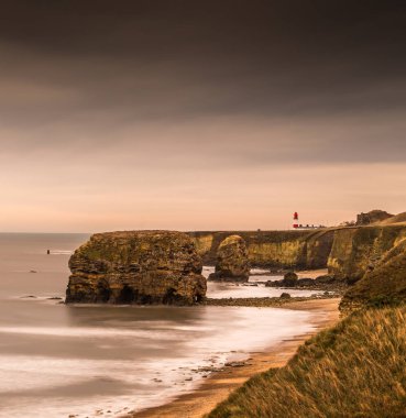 Sunderland yakınlarındaki Marsden Körfezi boyunca kayalıkların ve kumtaşı yığınlarının manzarası.