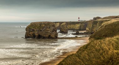 Sunderland yakınlarındaki Marsden Körfezi boyunca kayalıkların ve kumtaşı yığınlarının manzarası.