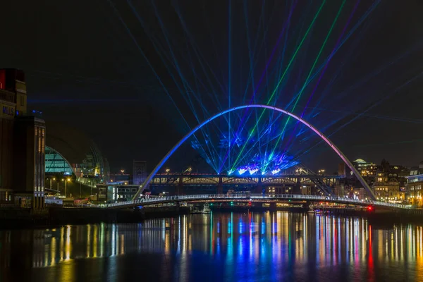 Newcastle, İngiltere 'de yeni yıl arifesini getirmek için şehirde lazer ışınları Tyne Nehri' nde ve rıhtımın çevresinde görülebilen bir lazer gösterisi vardı.