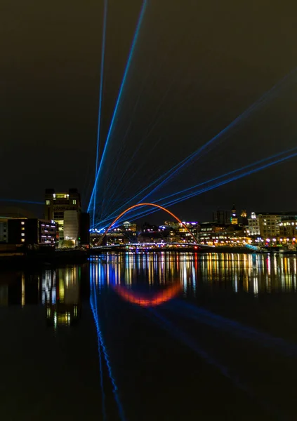 Newcastle, İngiltere 'de yeni yıl arifesini getirmek için şehirde lazer ışınları Tyne Nehri' nde ve rıhtımın çevresinde görülebilen bir lazer gösterisi vardı.