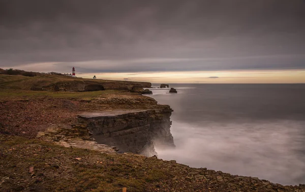 Sunderland yakınlarındaki Marsden Körfezi boyunca kayalıkların ve kumtaşı yığınlarının manzarası.