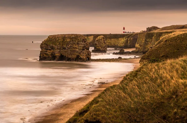 Sunderland yakınlarındaki Marsden Körfezi boyunca kayalıkların ve kumtaşı yığınlarının manzarası.