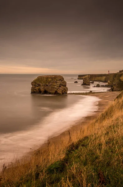 Vista Largo Bahía Marsden Cerca Sunderland Los Acantilados Las Pilas — Foto de Stock