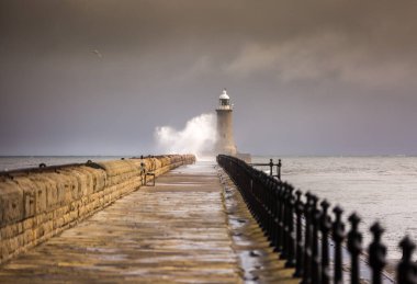 Tynemouth İskelesi ve Deniz feneri bulutlu bir günde Tyne Nehri 'nin ağzını koruyor.