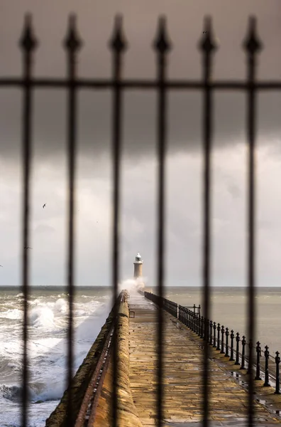 Tynemouth Pier Lighthouse Metal Railings Cloudy Day — Zdjęcie stockowe