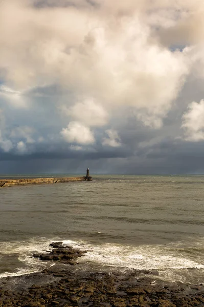 Tynemouth Pier Lighthouse Guarding Mouth River Tyne Cloudy Day — ストック写真