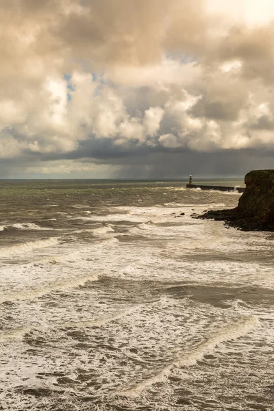 イギリスのタイネマスで曇りの日にキングス エドワーズ湾を横切ると — ストック写真
