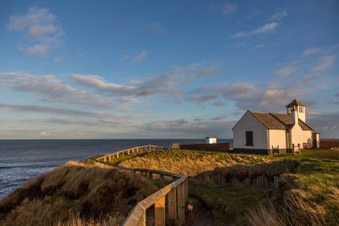 Northumberland, İngiltere 'deki Seaton Sluice' in yukarısındaki uçurumlardaki eski Gözcü Evi.