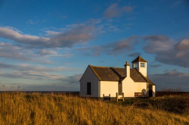 Northumberland, İngiltere 'deki Seaton Sluice' in yukarısındaki uçurumlardaki eski Gözcü Evi.