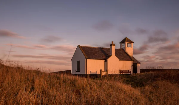 Northumberland, İngiltere 'deki Seaton Sluice' in yukarısındaki uçurumlardaki eski Gözcü Evi.