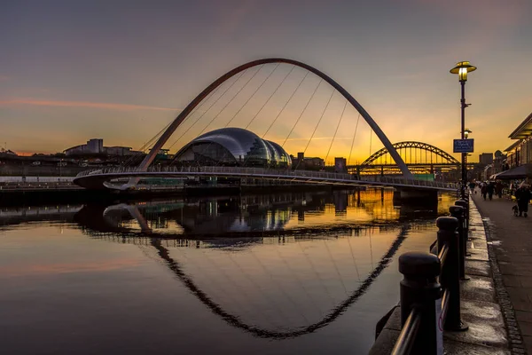 Millennium Bridge Newcastle Sunset Reflecting Almost Still River Tyne — Fotografia de Stock