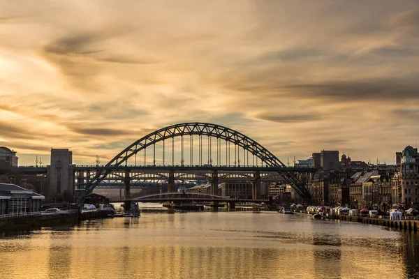 Most Tyne Zachodzie Słońca Odbicie Prawie Nieruchomej Rzece Tyne Poniżej — Zdjęcie stockowe