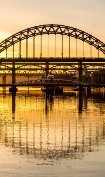 Tyne Bridge Sunset Reflecting Almost Still River Tyne Newcastle England — Stok fotoğraf