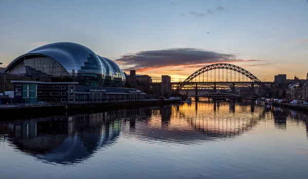 Tynský Most Při Západu Slunce Odrážející Téměř Klidné Řece Tyne — Stock fotografie