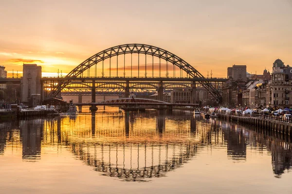 Tynský Most Při Západu Slunce Odrážející Téměř Klidné Řece Tyne — Stock fotografie